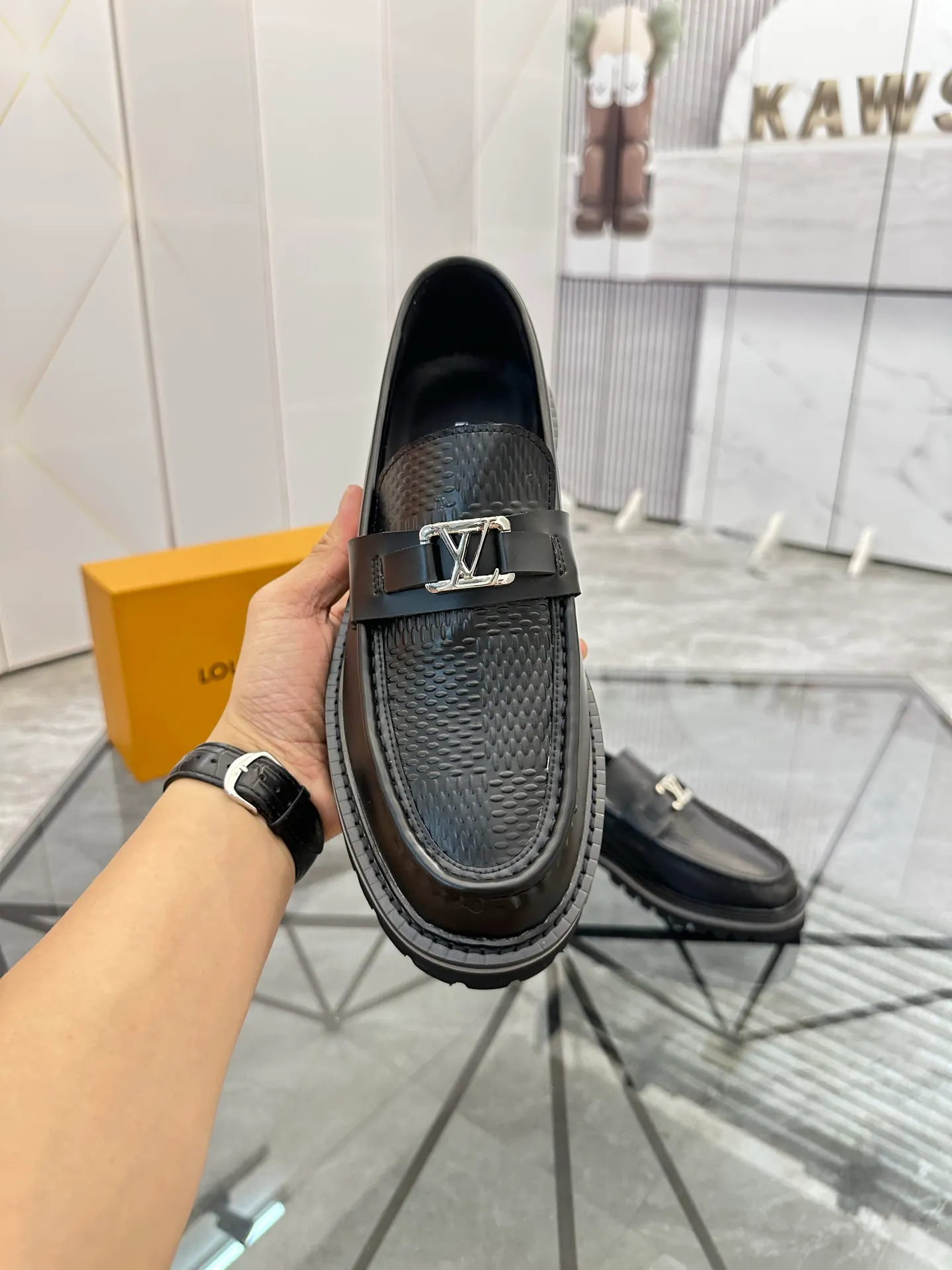 Selling men's shoes 💰: 💰P460¥ Product trademark: LV* "Louis Vuitton*" leather shoes Regular size: 40-45 (can be customized to 46) Product materials: imported cowhide upper, sheepskin lining, original outsole. Number: 558